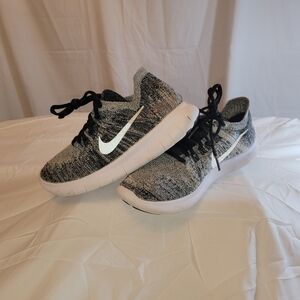 Free Run Flyknit Nike Gray and White Sneakers Size 7